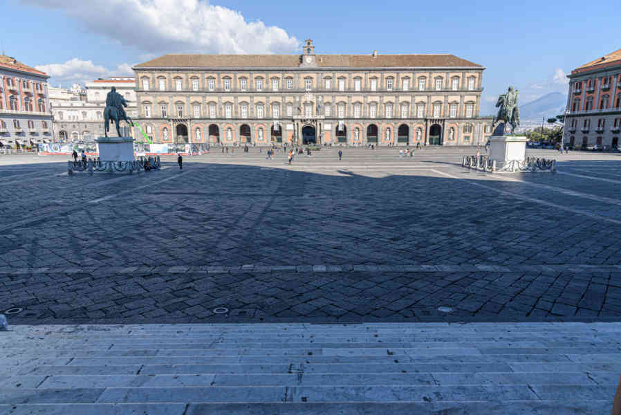 001 - Italia - Nápoles - plaza del Plebiscito - Palacio Real.jpg